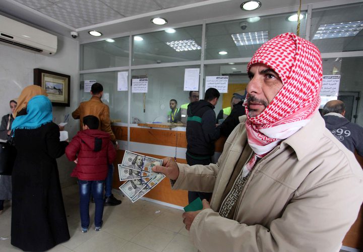 موظفو حماس يتلقون الاموال القطرية.