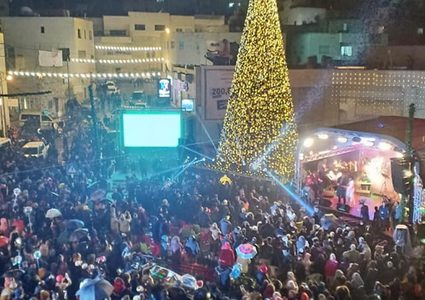 بيت ساحور تُضيء شجرة عيد الميلاد المجيد