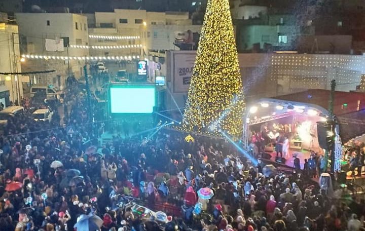 بيت ساحور تُضيء شجرة عيد الميلاد المجيد