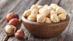 هل يحمي "البندق" من مرض الزهايمر ؟