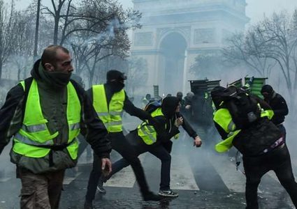 30 مصابًا بمظاهرات "السترات الصفراء" في باريس