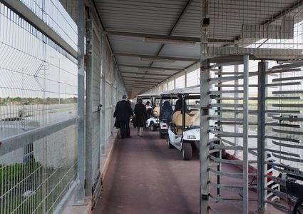 الاحتلال يعتقل سيدة على حاجز بيت حانون