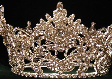 الأم وابنتها .. ملكتا جمال في آن واحد