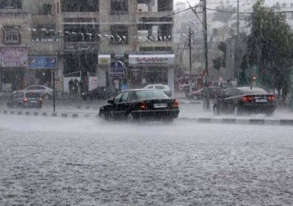 الأشغال العامة تغلق شارعا في جنين نتيجة السيول