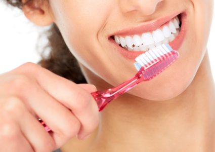 العلاقة بين تنظيف الأسنان وارتفاع ضغط الدم