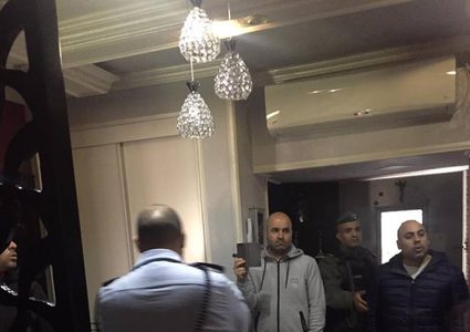 الاحتلال يقتحم منزل محافظ القدس ويأخذ مقاساته