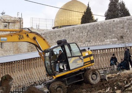 الحكومة تحذر من خطورة حفريات الاحتلال تحت الأقصى