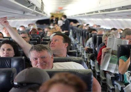 عالم يحذر من شرب القهوة والشاي على متن الطائرة