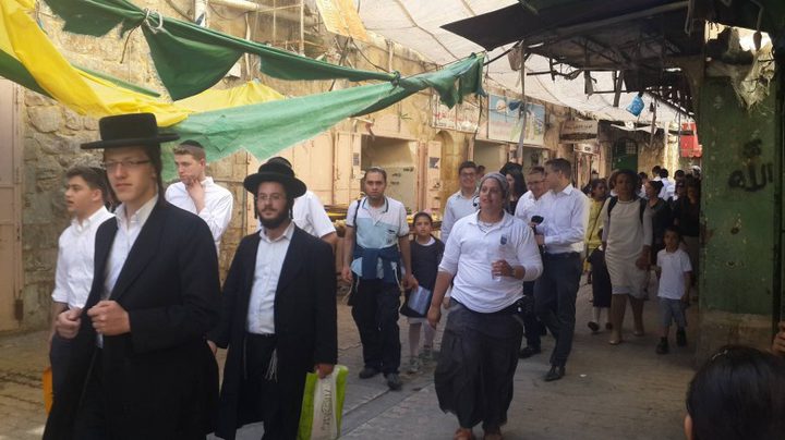 مستوطنون يقتحمون حلحول شمال الخليل