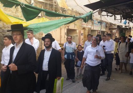 مستوطنون يقتحمون حلحول شمال الخليل