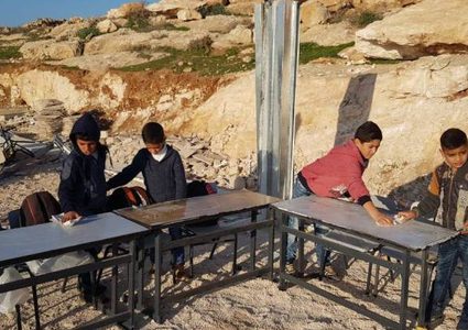 الاحتلال يعتدي على مدرسة التحدي 13 جنوب الخليل