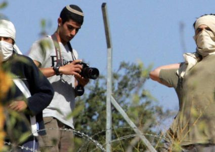 مستوطنون يرشقون مركبات المواطنين بالحجارة في نابلس