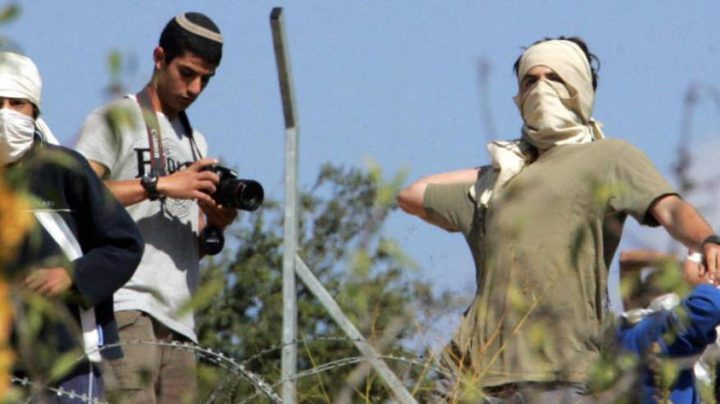 مستوطنون يرشقون مركبات المواطنين بالحجارة في نابلس