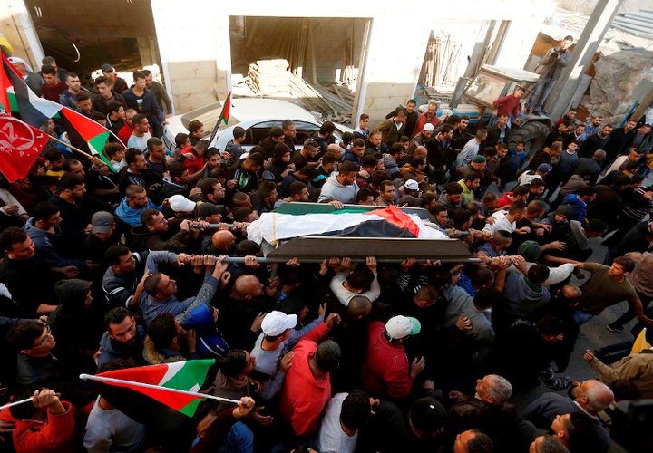مشيعون يحملون جثة رجل فلسطيني يبلغ من العمر 27 عاماً ، عمر عوض ، قتل برصاص القوات الإسرائيلية بعد محاولته الهجوم على سيارة قرب نقطة تفتيش خلال جنازته في الخليل بالضفة الغربية المحتلة