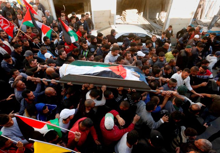مشيعون يحملون جثة رجل فلسطيني يبلغ من العمر 27 عاماً ، عمر عوض ، قتل برصاص القوات الإسرائيلية بعد محاولته الهجوم على سيارة قرب نقطة تفتيش خلال جنازته في الخليل بالضفة الغربية المحتلة