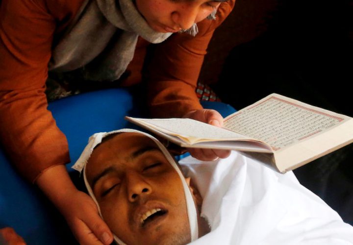 أقارب الفتى الفلسطيني عمر عواد ، 27 عاماً ، الذي قُتل برصاص القوات الإسرائيلية بعد محاولته محاولة هجوم على سيارة قرب نقطة تفتيش حدادا على جسده خلال جنازته في الخليل بالضفة الغربية المحتلة 11 ديسمبر / كانون الأول 2018.