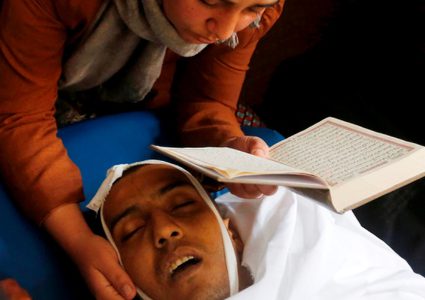 أقارب الفتى الفلسطيني عمر عواد ، 27 عاماً ، الذي قُتل برصاص القوات الإسرائيلية بعد محاولته محاولة هجوم على سيارة قرب نقطة تفتيش حدادا على جسده خلال جنازته في الخليل بالضفة الغربية المحتلة 11 ديسمبر / كانون الأول 2018.
