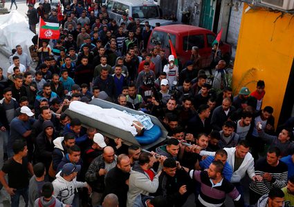 مشيعون يحملون جثة رجل فلسطيني يبلغ من العمر 27 عاماً ، عمر عوض ، قتل برصاص القوات الإسرائيلية بعد محاولته الهجوم على سيارة قرب نقطة تفتيش خلال جنازته في الخليل بالضفة الغربية المحتلة