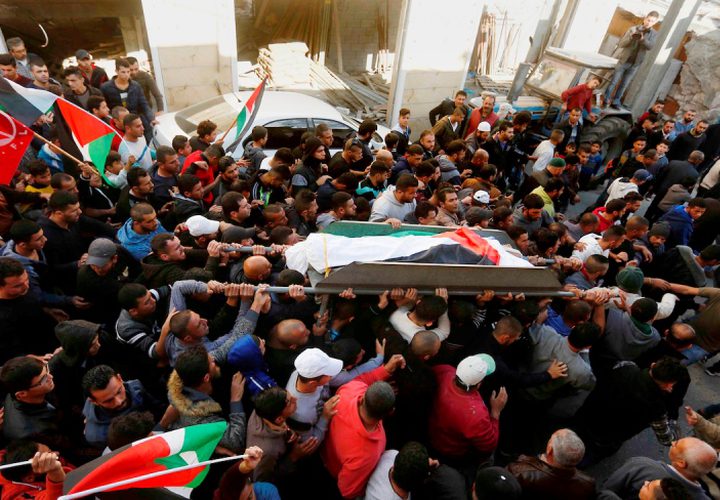 مشيعون يحملون جثة رجل فلسطيني يبلغ من العمر 27 عاماً ، عمر عوض ، قتل برصاص القوات الإسرائيلية بعد محاولته الهجوم على سيارة قرب نقطة تفتيش خلال جنازته في الخليل بالضفة الغربية المحتلة