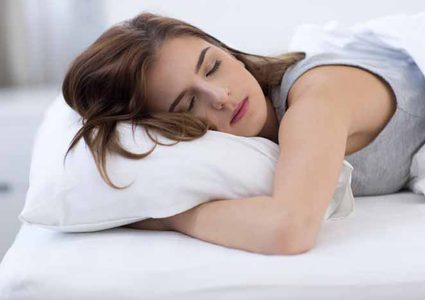 النوم على البطن قد يتسبب لك بكارثة