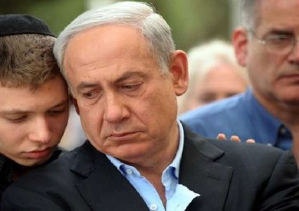 المطالبة بفتح تحقيق مع ابن نتنياهو بعد حركة بذيئة