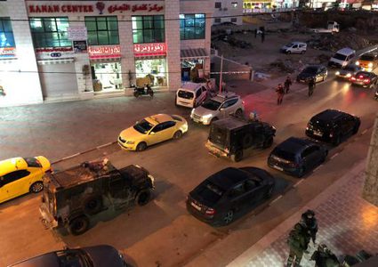 الاحتلال يعتقل 4شبان من داخل محل تجاري في رام الله