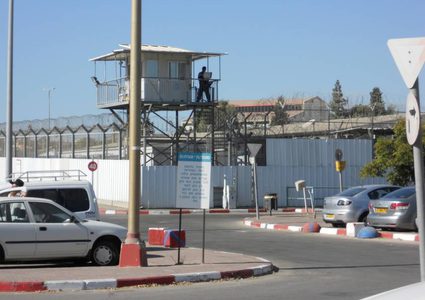 معتقل عتصيون يقدم للأسرى طعام منتهي الصلاحية