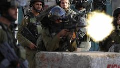 إصابة ثلاثة شبان بالرصاص الحي واعتقال أربعة أشقاء