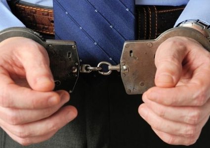 القبض على موظف بنك عليه أمر حبس بـ(7) مليون شيكل