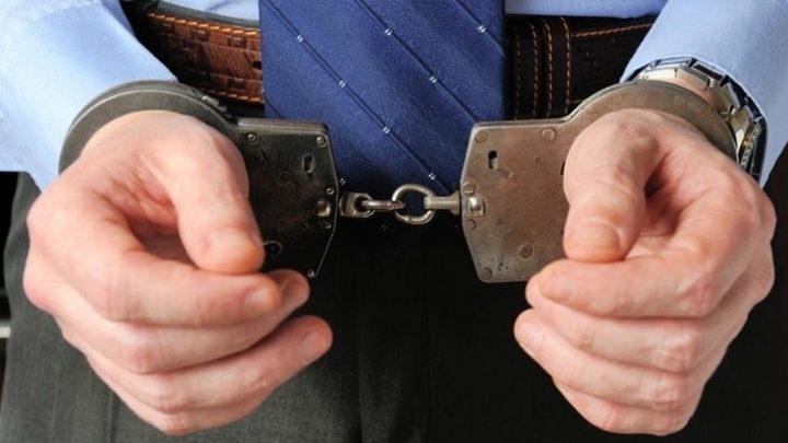 القبض على موظف بنك عليه أمر حبس بـ(7) مليون شيكل
