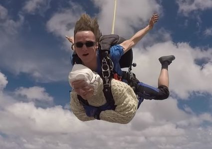 مسنّة تقفز بالمظلة من علو 4000 متر!