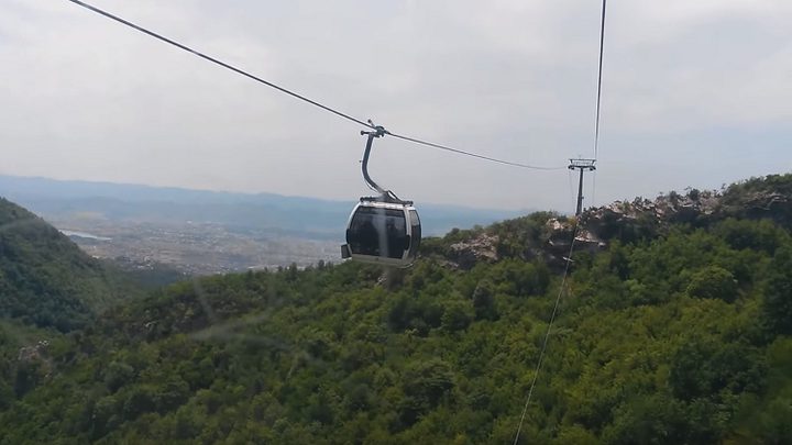 تصادم 5 عربات "تلفريك" في جبال النمسا (فيديو)