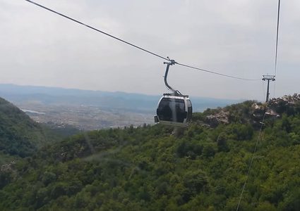 تصادم 5 عربات "تلفريك" في جبال النمسا (فيديو)