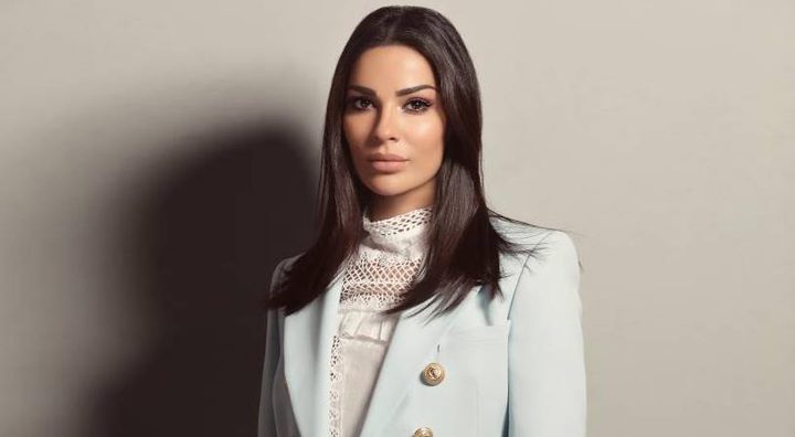 اي مصمم عربي وقع اطلالة نادين نسيب نجيم؟