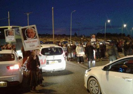 مستوطنون يتجمعون شرق رام الله ويحرضون على قتل الرئيس عباس