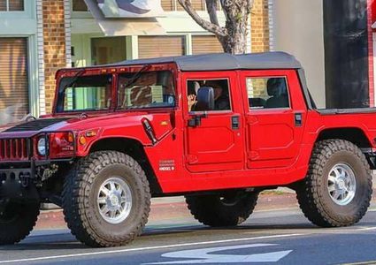 شوارزنيغر يقود أول سيارة من نوعها بالعالم