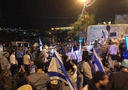 مستوطنون يهاجمون قرية عين يبرود ويطلقون النار تجاه المنازل