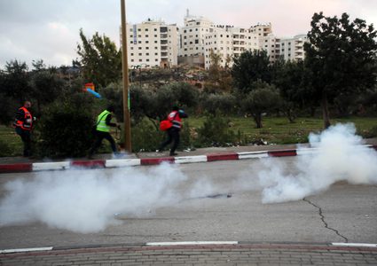 فلسطينيون يركضون بحثا عن الغاز المسيل للدموع خلال اشتباكات مع الجنود الإسرائيليين بالقرب من مستوطنة بيت إيل اليهودية في مدينة رام الله بالضفة الغربية ، في 13 ديسمبر 2018. قتل فلسطيني بالرصاص جنديين إسرائيليين في محطة للحافلات في الضفة الغربية المحتلة وقال الجيش إن ذلك أثار غارات في مدينة رام الله بالضفة الغربية وقتل فيها فلسطيني. وجاء الهجوم بعد ساعات من مقتل قوات الأمن الفلسطينية لاثنين من المشتبه فيهم بالقتل ، مع مخاوف من اضطرابات واسعة النطاق