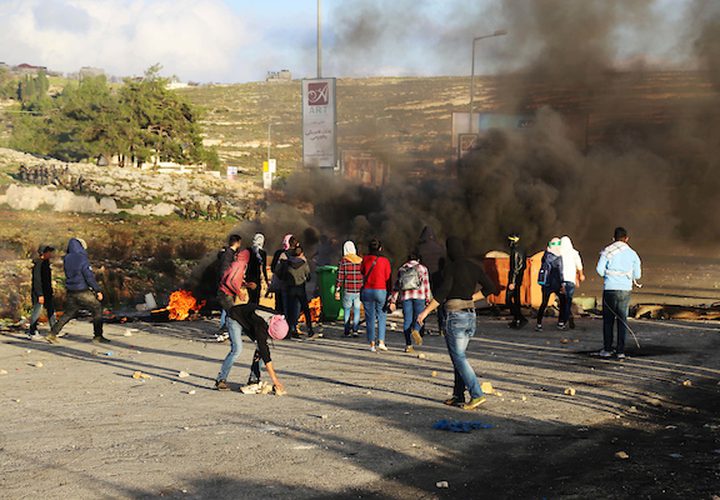 متظاهرون فلسطينيون يتصارعون مع القوات الاسرائيلية بالقرب من مستوطنة بيت ايل اليهودية فى مدينة رام الله بالضفة الغربية فى 13 ديسمبر عام 2018. ذكر الجيش ان فلسطينيا قتل بالرصاص جنديين اسرائيليين فى محطة للحافلات فى الضفة الغربية المحتلة مما اثار شرارة اطلاق النار. غارات في مدينة رام الله بالضفة الغربية قتل فيها فلسطيني. وجاء الهجوم بعد ساعات من مقتل قوات الأمن الفلسطينية لاثنين من المشتبه فيهم بالقتل ، مع مخاوف من اضطرابات واسعة النطاق