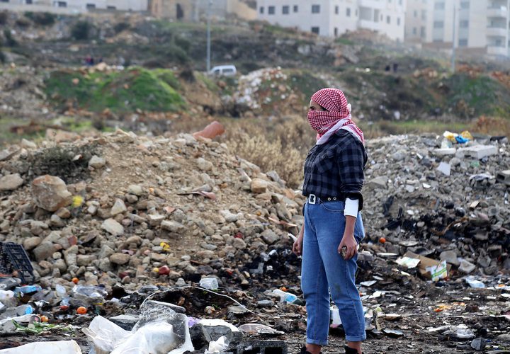 متظاهرون فلسطينيون يتصارعون مع القوات الاسرائيلية بالقرب من مستوطنة بيت ايل اليهودية فى مدينة رام الله بالضفة الغربية فى 13 ديسمبر عام 2018. ذكر الجيش ان فلسطينيا قتل بالرصاص جنديين اسرائيليين فى محطة للحافلات فى الضفة الغربية المحتلة مما اثار شرارة اطلاق النار. غارات في مدينة رام الله بالضفة الغربية قتل فيها فلسطيني. وجاء الهجوم بعد ساعات من مقتل قوات الأمن الفلسطينية لاثنين من المشتبه فيهم بالقتل ، مع مخاوف من اضطرابات واسعة النطاق