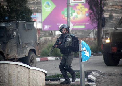 جندي إسرائيلي يأخذ موقعًا أثناء اشتباكات مع متظاهرين فلسطينيين بالقرب من مستوطنة بيت إيل اليهودية ، في مدينة رام الله بالضفة الغربية ، في 13 ديسمبر 2018. قتل فلسطيني بالرصاص جنديين إسرائيليين في محطة للحافلات في الضفة الغربية المحتلة ، الجيش وقال ، مما أثار غارات في مدينة رام الله بالضفة الغربية حيث قتل فلسطيني واحد. وجاء الهجوم بعد ساعات من مقتل قوات الأمن الفلسطينية لاثنين من المشتبه فيهم بالقتل ، مع مخاوف من اضطرابات واسعة النطاق.