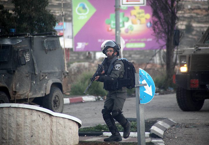 جندي إسرائيلي يأخذ موقعًا أثناء اشتباكات مع متظاهرين فلسطينيين بالقرب من مستوطنة بيت إيل اليهودية ، في مدينة رام الله بالضفة الغربية ، في 13 ديسمبر 2018. قتل فلسطيني بالرصاص جنديين إسرائيليين في محطة للحافلات في الضفة الغربية المحتلة ، الجيش وقال ، مما أثار غارات في مدينة رام الله بالضفة الغربية حيث قتل فلسطيني واحد. وجاء الهجوم بعد ساعات من مقتل قوات الأمن الفلسطينية لاثنين من المشتبه فيهم بالقتل ، مع مخاوف من اضطرابات واسعة النطاق.