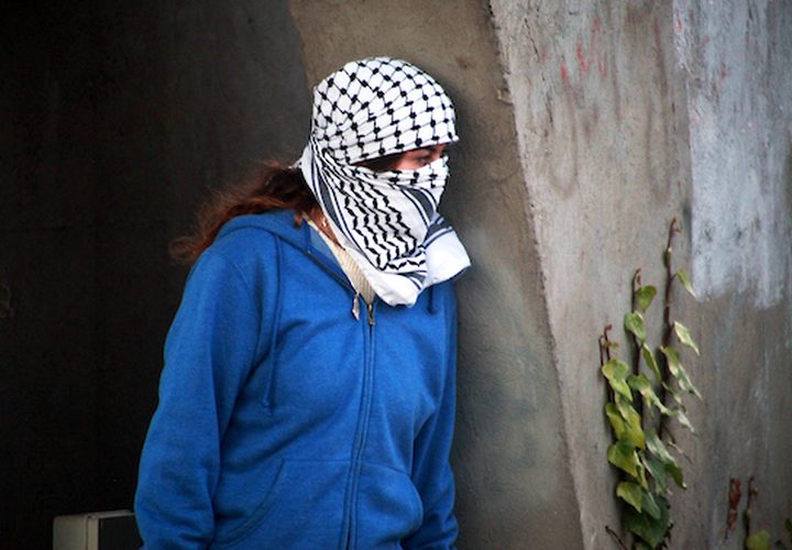 متظاهرون فلسطينيون يتصارعون مع القوات الاسرائيلية بالقرب من مستوطنة بيت ايل اليهودية فى مدينة رام الله بالضفة الغربية فى 13 ديسمبر عام 2018. ذكر الجيش ان فلسطينيا قتل بالرصاص جنديين اسرائيليين فى محطة للحافلات فى الضفة الغربية المحتلة مما اثار شرارة اطلاق النار. غارات في مدينة رام الله بالضفة الغربية قتل فيها فلسطيني. وجاء الهجوم بعد ساعات من مقتل قوات الأمن الفلسطينية لاثنين من المشتبه فيهم بالقتل ، مع مخاوف من اضطرابات واسعة النطاق