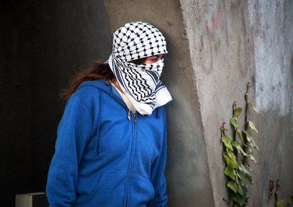 متظاهرون فلسطينيون يتصارعون مع القوات الاسرائيلية بالقرب من مستوطنة بيت ايل اليهودية فى مدينة رام الله بالضفة الغربية فى 13 ديسمبر عام 2018. ذكر الجيش ان فلسطينيا قتل بالرصاص جنديين اسرائيليين فى محطة للحافلات فى الضفة الغربية المحتلة مما اثار شرارة اطلاق النار. غارات في مدينة رام الله بالضفة الغربية قتل فيها فلسطيني. وجاء الهجوم بعد ساعات من مقتل قوات الأمن الفلسطينية لاثنين من المشتبه فيهم بالقتل ، مع مخاوف من اضطرابات واسعة النطاق