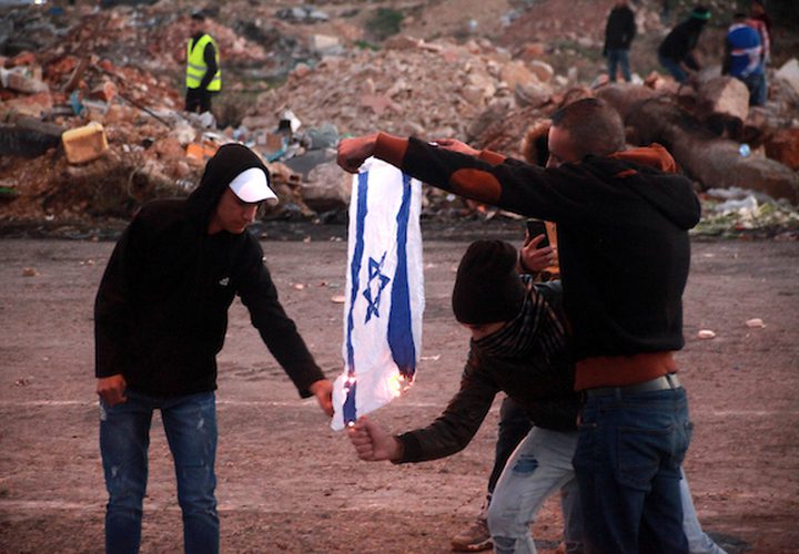 متظاهرون فلسطينيون يتصارعون مع القوات الاسرائيلية بالقرب من مستوطنة بيت ايل اليهودية فى مدينة رام الله بالضفة الغربية فى 13 ديسمبر عام 2018. ذكر الجيش ان فلسطينيا قتل بالرصاص جنديين اسرائيليين فى محطة للحافلات فى الضفة الغربية المحتلة مما اثار شرارة اطلاق النار. غارات في مدينة رام الله بالضفة الغربية قتل فيها فلسطيني. وجاء الهجوم بعد ساعات من مقتل قوات الأمن الفلسطينية لاثنين من المشتبه فيهم بالقتل ، مع مخاوف من اضطرابات واسعة النطاق