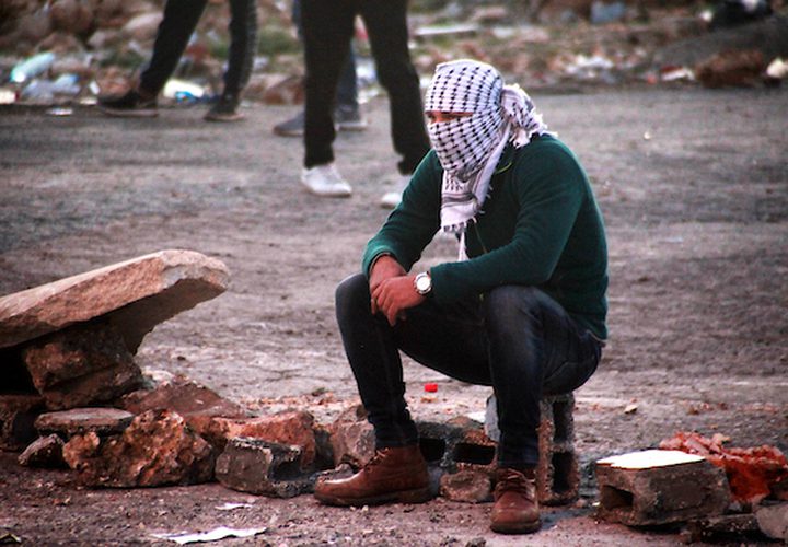 متظاهرون فلسطينيون يتصارعون مع القوات الاسرائيلية بالقرب من مستوطنة بيت ايل اليهودية فى مدينة رام الله بالضفة الغربية فى 13 ديسمبر عام 2018. ذكر الجيش ان فلسطينيا قتل بالرصاص جنديين اسرائيليين فى محطة للحافلات فى الضفة الغربية المحتلة مما اثار شرارة اطلاق النار. غارات في مدينة رام الله بالضفة الغربية قتل فيها فلسطيني. وجاء الهجوم بعد ساعات من مقتل قوات الأمن الفلسطينية لاثنين من المشتبه فيهم بالقتل ، مع مخاوف من اضطرابات واسعة النطاق