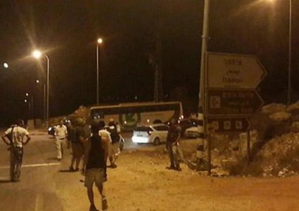 مستوطنون يهاجمون خمسة منازل ومركبات للمواطنين بحوارة