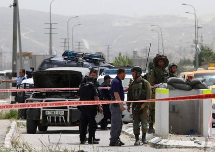 الاحتلال يحتجز مركبة اسعاف تنقل مرضى وإصابة مواطن