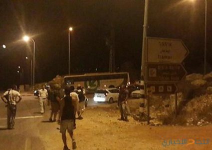 مستوطنون يرشقون مركبات المواطنين بالحجارة