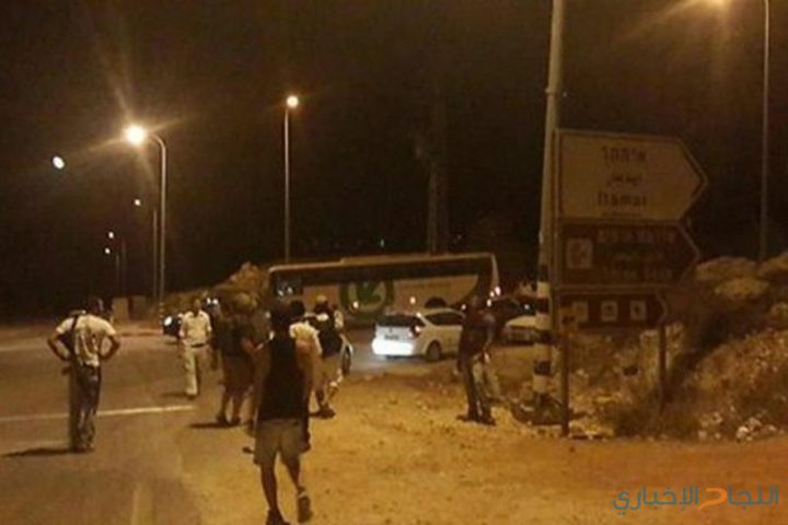 مستوطنون يرشقون مركبات المواطنين بالحجارة